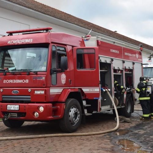 Bombeiros trabalham para controlar incêndio na Cerâmica Porto Brasil, em Porto Ferreira