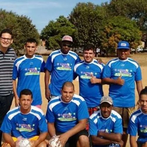 Dezani entrega bolas de futsal para moradores do Cristo e Paschoal Salzano praticarem o esporte