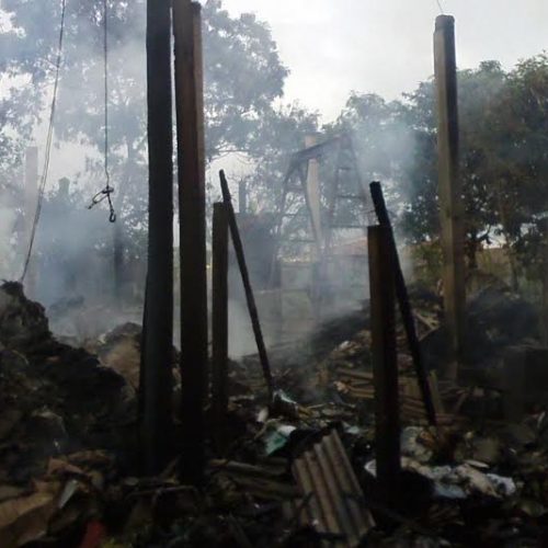 Incêndio destrói casa no Jardim Santa Marta