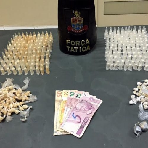 Polícia apreende 210 pinos com cocaína e 201 pedras de crack; menor é apreendido por tráfico