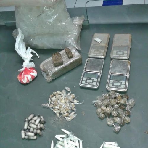 Denúncia leva PM a localizar drogas, balanças e pinos vazios em terreno baldio na Vila Maria