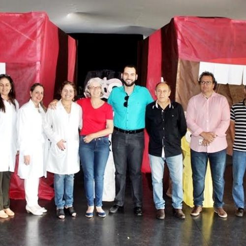 Alunos da rede pública recebem orientações por meio de teatro na Semana de Prevenção à Cárie Dental