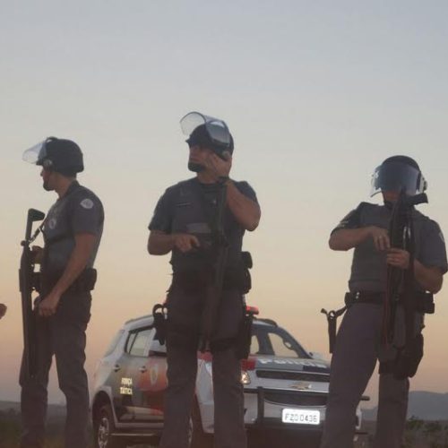 Policiais Militares passam por treinamento tático na cidade de Descalvado.