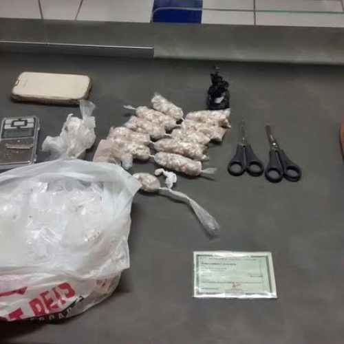 Jovem de 21 anos foi preso e menor de 17 anos apreendido em flagrante de tráfico de drogas