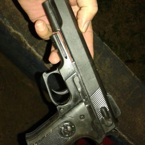PM encontra menor de 14 anos com simulacro de arma de fogo