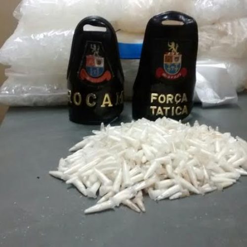 PM apreende drogas e material utilizado em seu acondicionamento em área próxima ao Paschoal Salzano