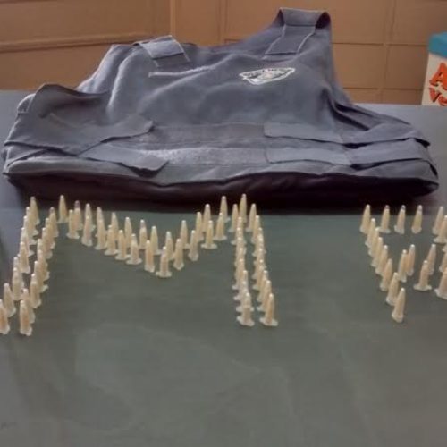 PM localiza sacola plástica contendo cerca de 155 pinos com cocaína em terreno no Paschoal Salzano