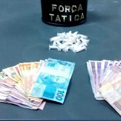 PM prende dupla por tráfico e associação após fuga com moto de abordagem policial