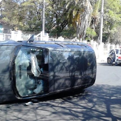 Carro tomba em acidente na Vila Maria