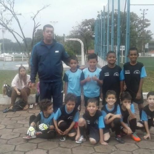 Sub 15 de futsal feminino da Escolinha Garoto(a) Nota 10 vence equipe de Itirapina por 8 a 1