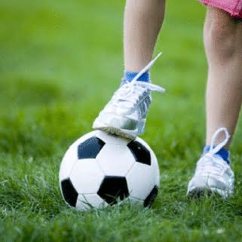 Esportes e Lazer está formando nova turma da escola de futebol para crianças de 7 a 9 anos