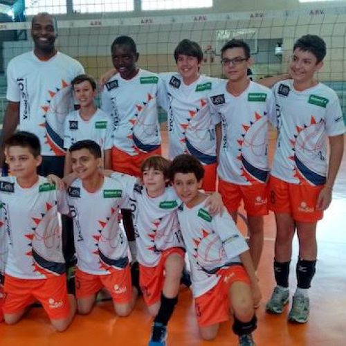 Equipe pré-mirim masculina de vôlei fez seu primeiro jogo pela APV em casa