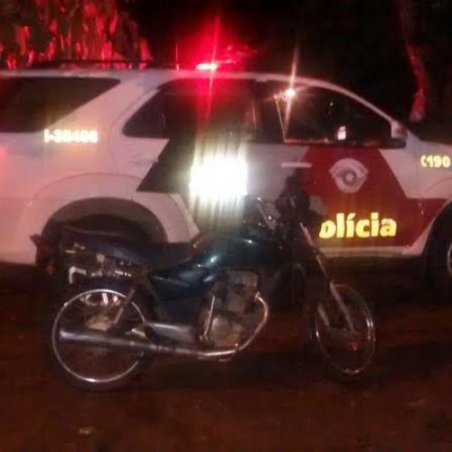 Moto furtada no município é localizada sem placa de identificação em casa na estrada da Fazendinha