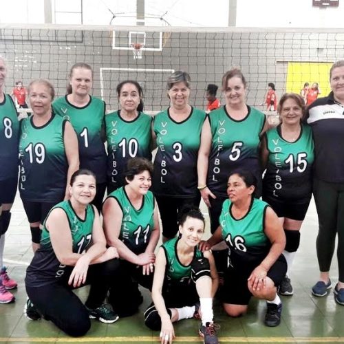 Equipes femininas de vôlei disputaram partidas nas categorias 50 anos e infantil