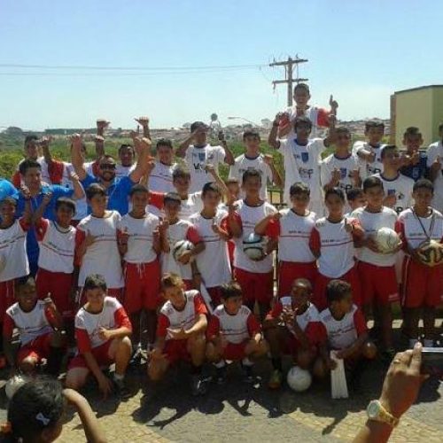 Equipes da escolinha de futebol têm boa participação na Copa Sesi