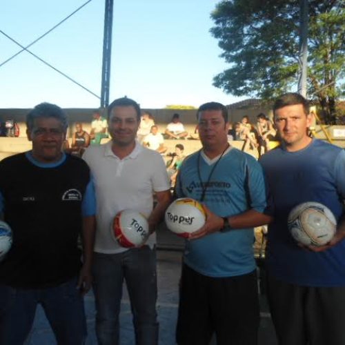 Projeto Garoto e Garota Nota 10 recebe visita do vereador Élcio Arruda e recebe material esportivo