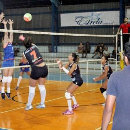Invicta, equipe de vôlei adulta feminina ganha mais uma pelo Torneio da APV
