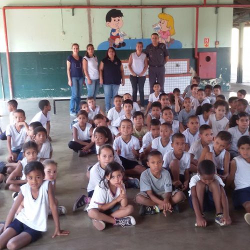 Alunos da EMEF Prof. Bráulio Teixeira, no bairro Cristo Redentor, recebem palestra da PM
