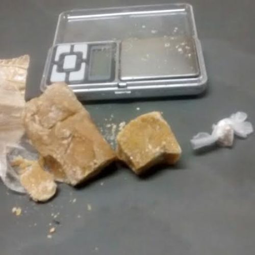 Menor é flagrado com pedaço bruto de crack em sua cueca