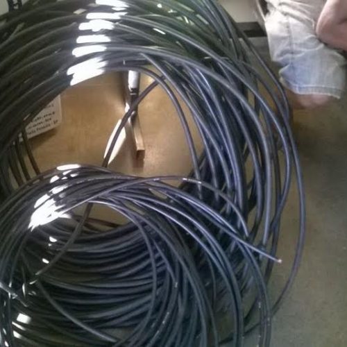 Homem é detido pela PM após danificar postes e portar mais de 200 metros de cabos telefônicos