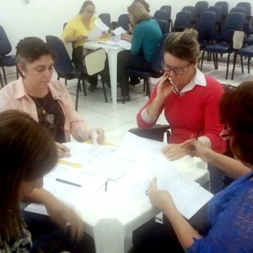 Comissão se reuniu para escolher as 30 redações do concurso EPTV na Escola