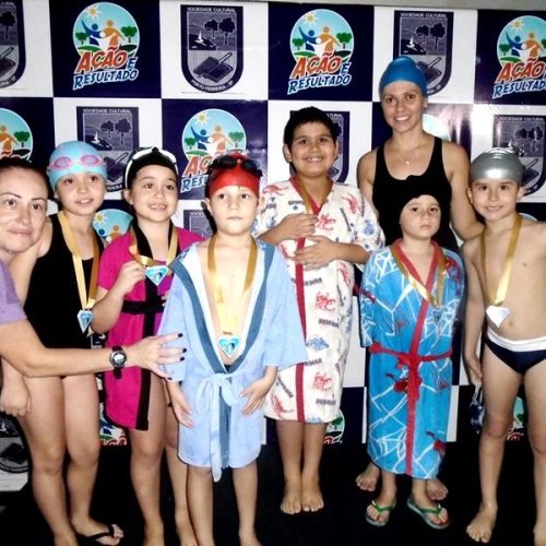 Oitenta alunos participam do Festival de Natação do Clube de Campo das Figueiras