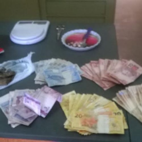 Dois autônomos foram presos pela PM em flagrante por tráfico de drogas no Jd. São Manoel
