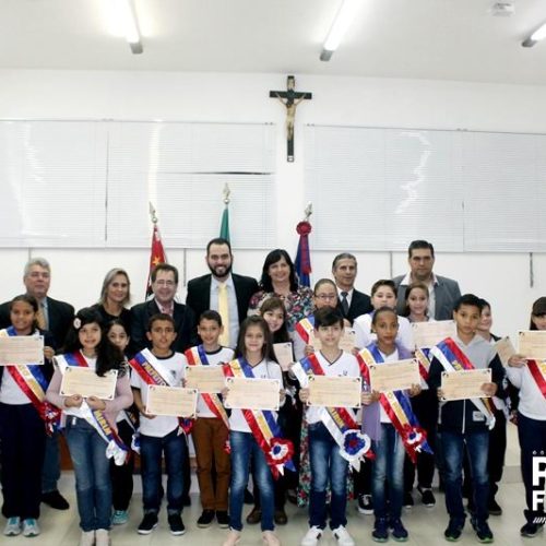 Após eleições nas escolas, prefeitos e vice-prefeitos mirins foram empossados