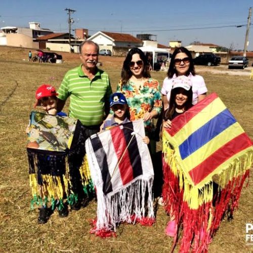 Em manhã de domingo agradável, Festival de Pipas reuniu famílias no Campo do Cruzeiro