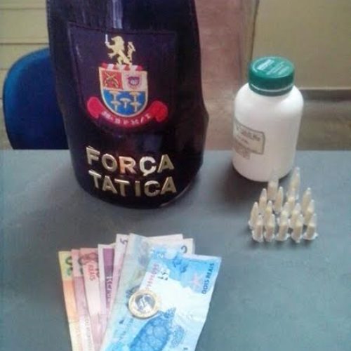 PM prende homem de 24 anos no bairro Cristo Redentor em flagrante de tráfico de drogas