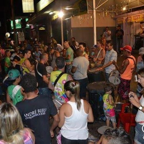 Bloco Inimigo Meu insere mensagem de paz em seu abadá