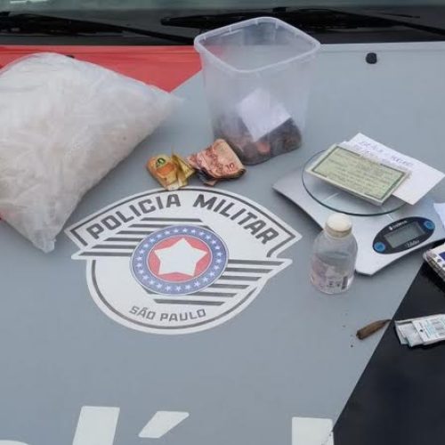 Jovem de 19 anos é abordado em quadra de esportes e preso em flagrante por tráfico de drogas