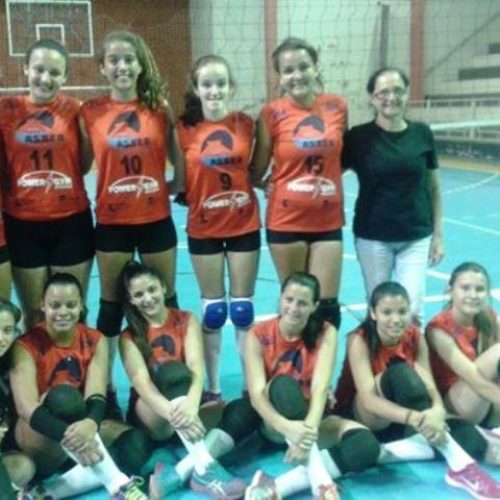 Equipe infantil feminina de vôlei vence Monte Alto pelo torneio da APV