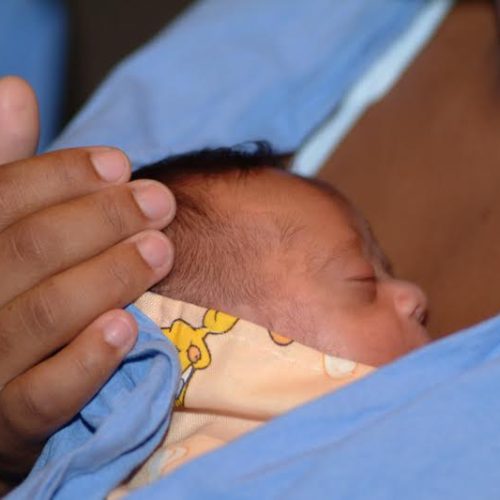 Amamentação pode diminuir 13% de mortes infantis, diz OMS