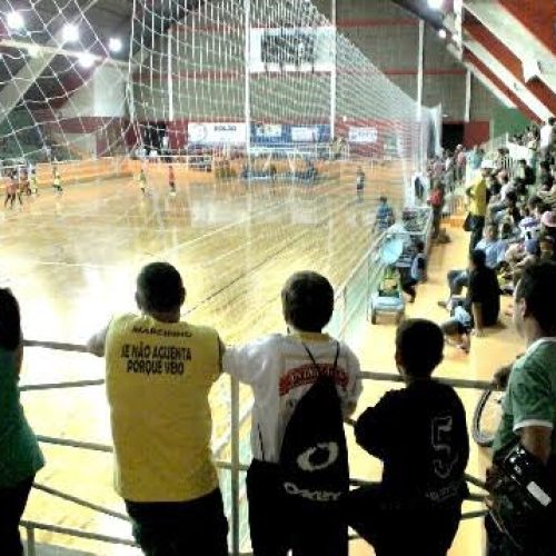 Ginásio Adriano José Mariano vê abertura simultânea de três campeonatos de futsal