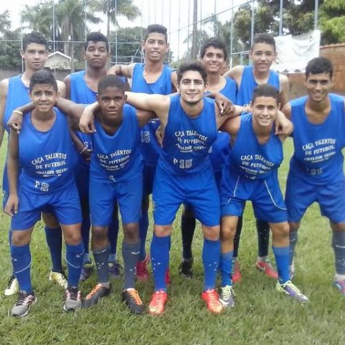 Atleta que atua no futebol norte americano faz preparação no Centro de Formação de Atletas