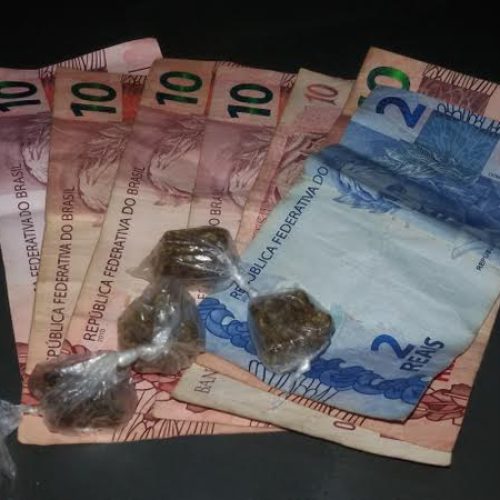 Dos jovens são presos pela PM durante a “Operação Papai Noel” por porte de entorpecente