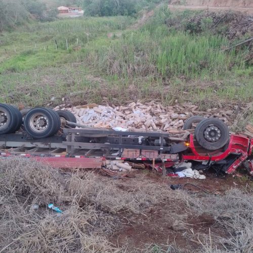 Caminhoneiro morre em capotamento na BR-146