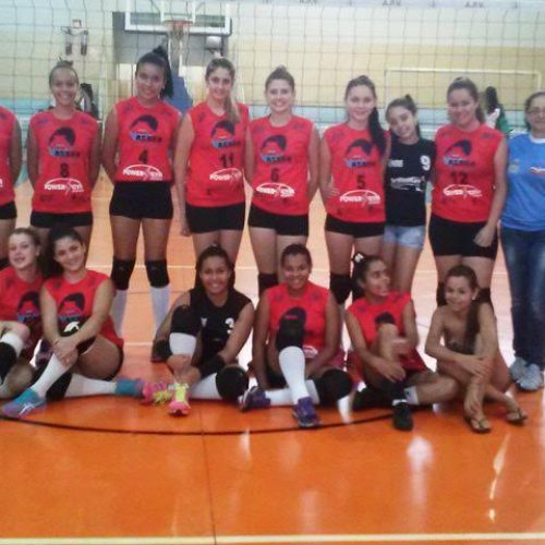 Equipe feminina de voleibol infantil vence Franca