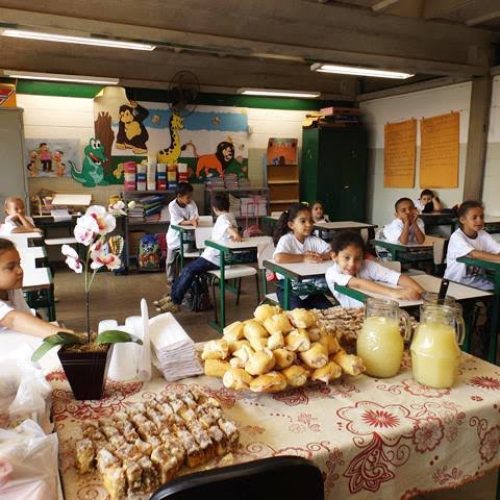 Alunos do Caic plantam árvores em ruas do Jardim Sérgio Dornelles