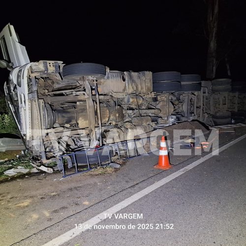 Motorista sai ileso de grave acidente após carreta tombar na SP-215