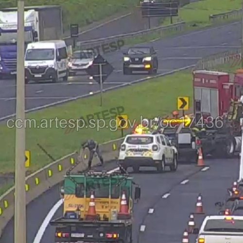 Motorista perde controle de carreta e provoca congestionamento na Anhanguera