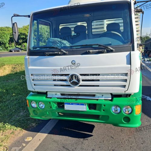 Refrigerantes espalhados: caminhão perde carga e interdita alça na SP-340