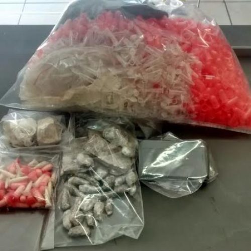 PM localiza drogas e material de embalagem em mata às margens da estrada do Rio Corrente