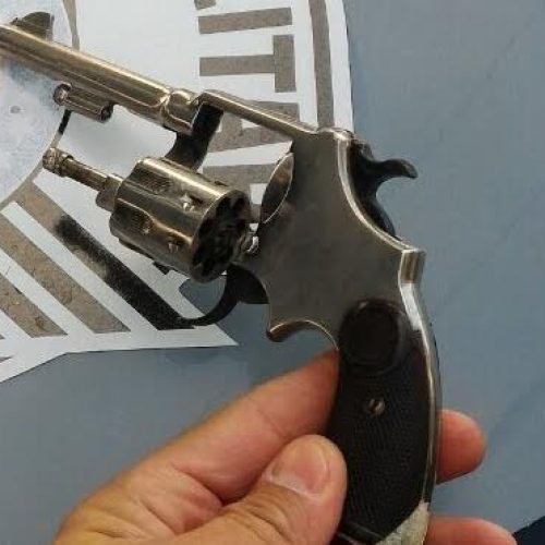 No final de semana PM apreende moto furtada e arma localizada na área interna da Fepasa