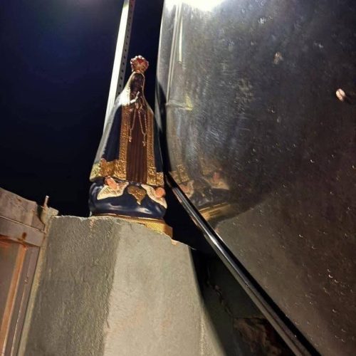 Carro de vereadora para diante de imagem de Nossa Senhora após acidente