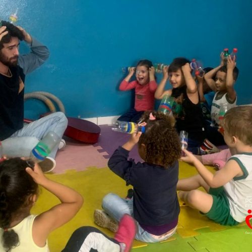 Musicalização estimula criatividade e fortalece vínculos no maternal da rede municipal de Porto Ferreira