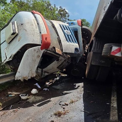 Acidente entre caminhões na Rodovia SP-351 mata duas pessoas