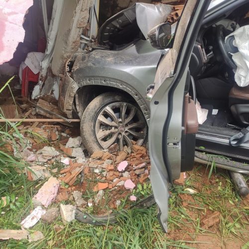 Roubo de veículo termina com prisão de suspeitos após colisão