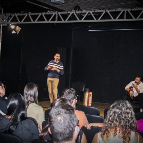 Trupe de Porto Ferreira promove espetáculo teatral para professores da rede municipal de Araras